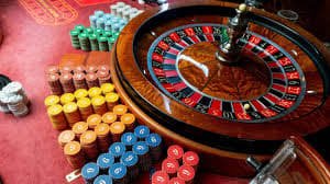 Dealer langsung di studio multi-kamera vegas38 mengatur meja blackjack